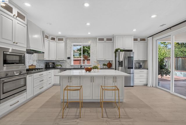 2758 Sea Horse Ct, Hayward, CA 94545