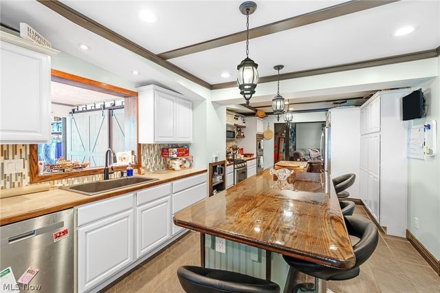 690 Deerwood Drive, Tallmadge, OH 44278