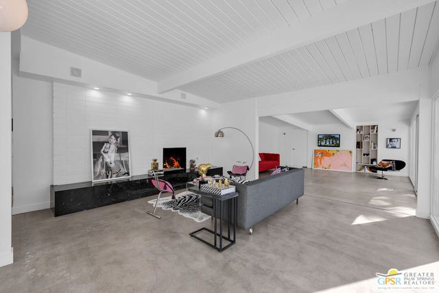 271 N Easmor Circle, Palm Springs, CA 92262