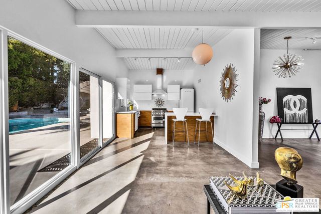 271 N Easmor Circle, Palm Springs, CA 92262