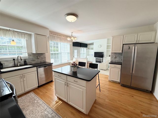 47114 Scarlet Drive S, Novi, MI 48374