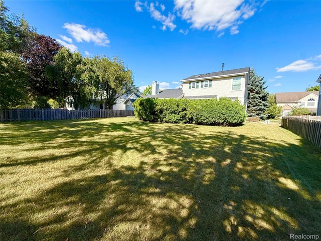 47114 Scarlet Drive S, Novi, MI 48374