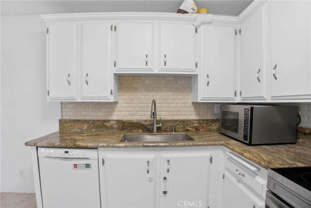 18547 Collins Street B23, Tarzana, CA 91356