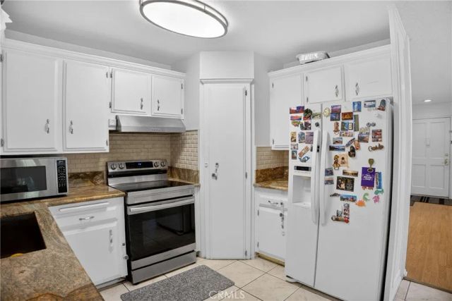 18547 Collins Street B23, Tarzana, CA 91356