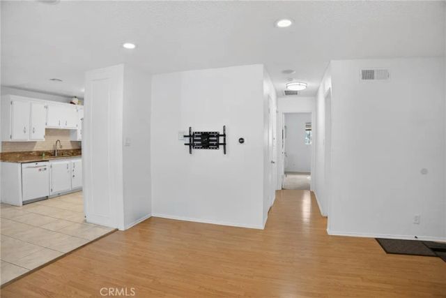 18547 Collins Street B23, Tarzana, CA 91356