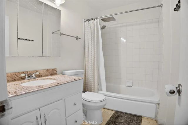 18547 Collins Street B23, Tarzana, CA 91356