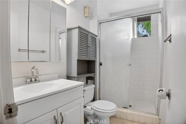 18547 Collins Street B23, Tarzana, CA 91356
