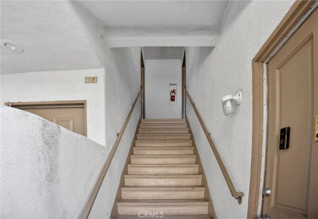 18547 Collins Street B23, Tarzana, CA 91356