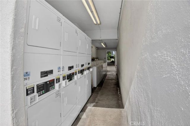 18547 Collins Street B23, Tarzana, CA 91356