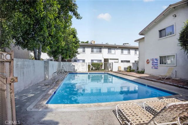 18547 Collins Street B23, Tarzana, CA 91356