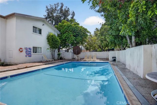 18547 Collins Street B23, Tarzana, CA 91356