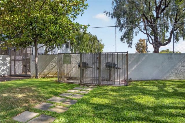 18547 Collins Street B23, Tarzana, CA 91356