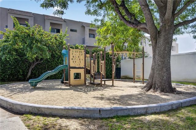 18547 Collins Street B23, Tarzana, CA 91356