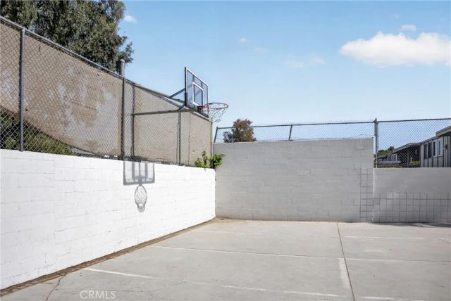 18547 Collins Street B23, Tarzana, CA 91356