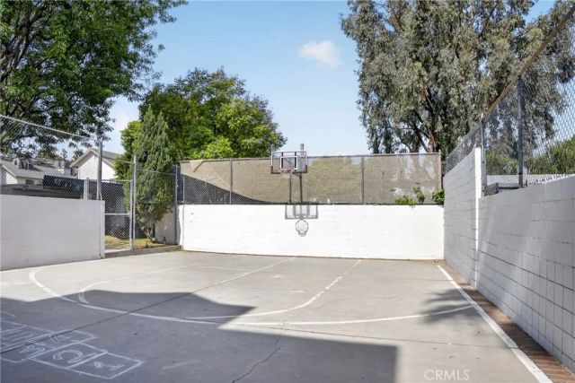 18547 Collins Street B23, Tarzana, CA 91356