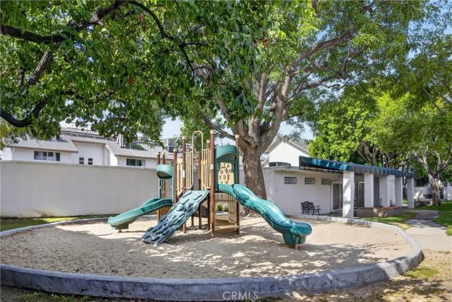 18547 Collins Street B23, Tarzana, CA 91356