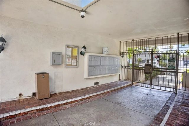 18547 Collins Street B23, Tarzana, CA 91356