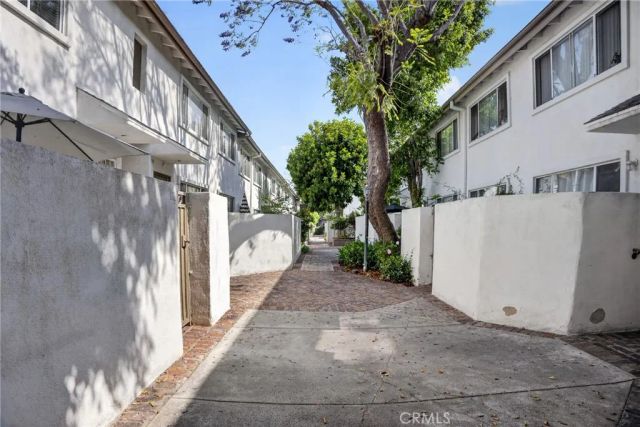 18547 Collins Street B23, Tarzana, CA 91356
