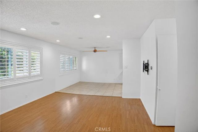 18547 Collins Street B23, Tarzana, CA 91356