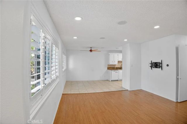 18547 Collins Street B23, Tarzana, CA 91356