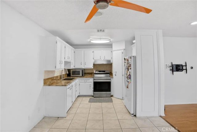 18547 Collins Street B23, Tarzana, CA 91356
