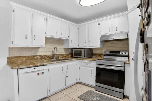 18547 Collins Street B23, Tarzana, CA 91356