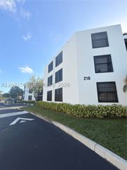 210 Lake Pointe Dr 210, Oakland Park, FL 33309