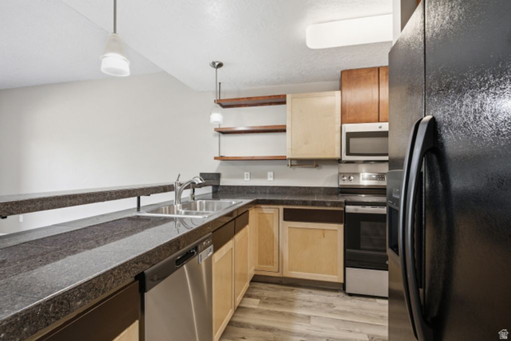 Image 7 of property listing at 4340 S HIGHLAND DR #113, Millcreek, UT 84124