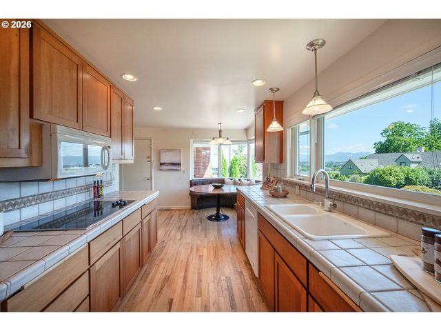 2196 OLIVE St, Eugene, OR 97405