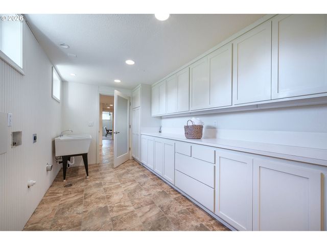 2196 OLIVE St, Eugene, OR 97405