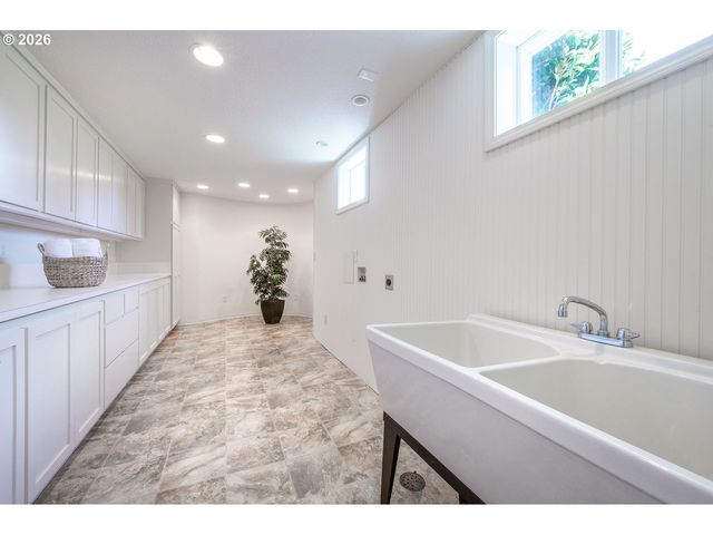 2196 OLIVE St, Eugene, OR 97405