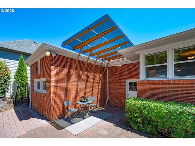 2196 OLIVE St, Eugene, OR 97405