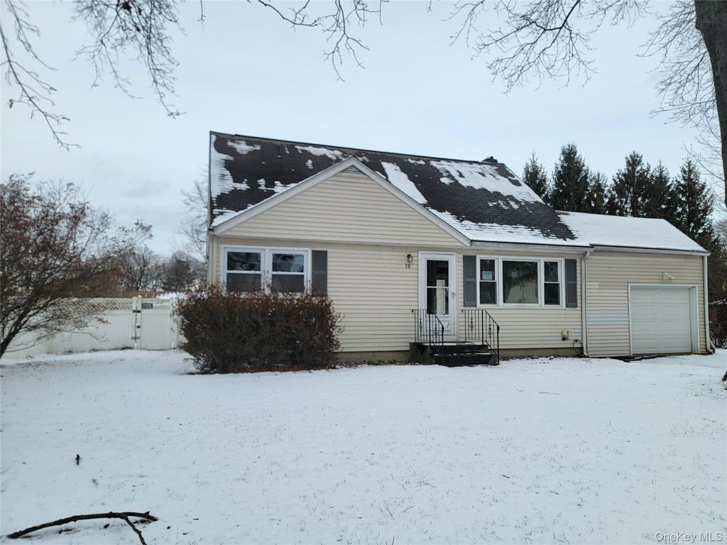 19 Essex Road, Poughkeepsie, NY 12601