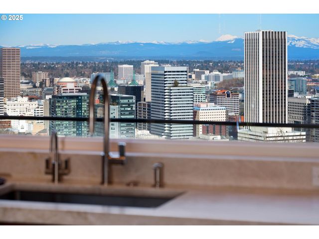 1205 Sw MYRTLE Dr, Portland, OR 97201