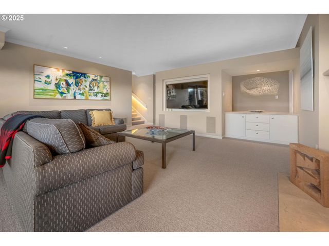 1205 Sw MYRTLE Dr, Portland, OR 97201