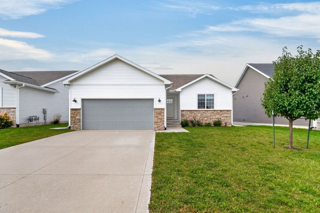 216 NW Lexington Drive, Waukee, IA 50263