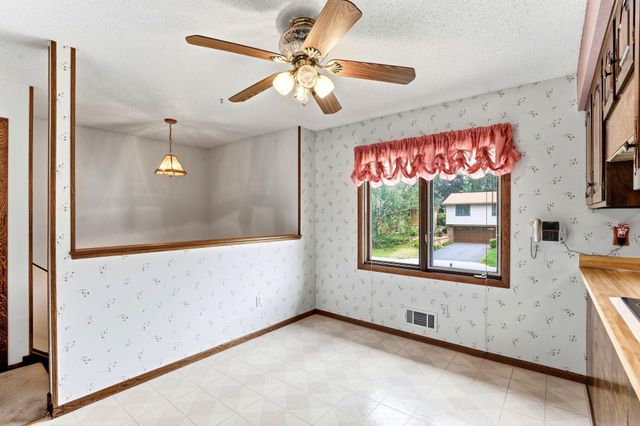 525 Lakewood Drive S, Maplewood, MN 55119