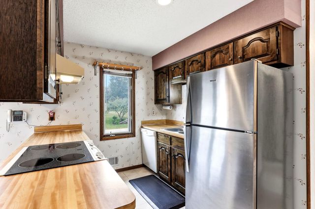 525 Lakewood Drive S, Maplewood, MN 55119