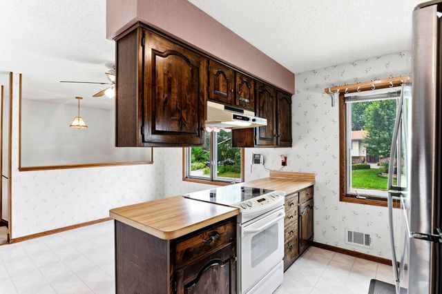 525 Lakewood Drive S, Maplewood, MN 55119