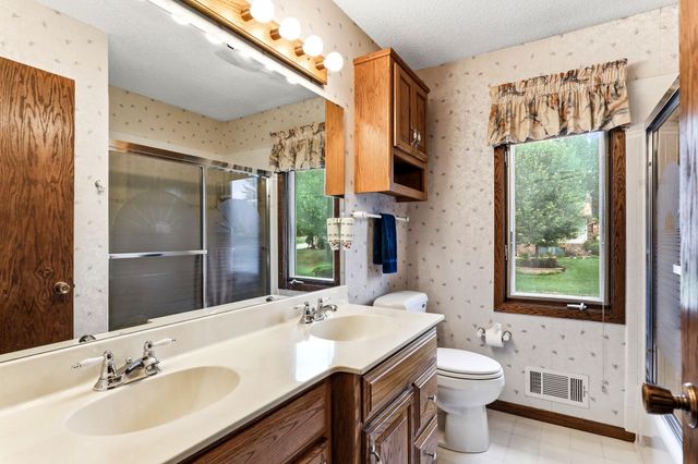 525 Lakewood Drive S, Maplewood, MN 55119