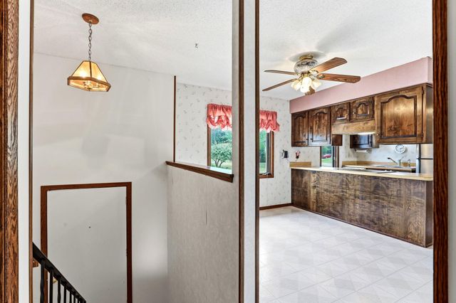 525 Lakewood Drive S, Maplewood, MN 55119