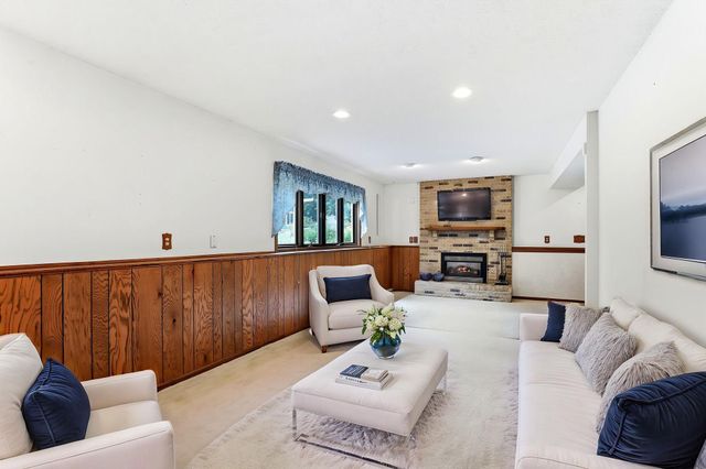 525 Lakewood Drive S, Maplewood, MN 55119