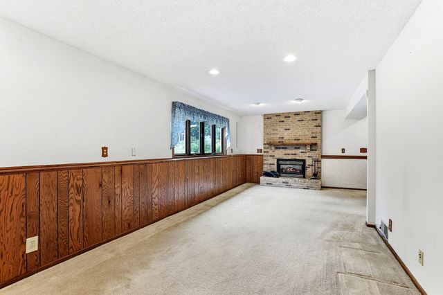 525 Lakewood Drive S, Maplewood, MN 55119