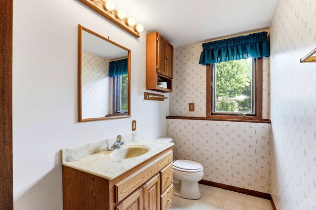525 Lakewood Drive S, Maplewood, MN 55119