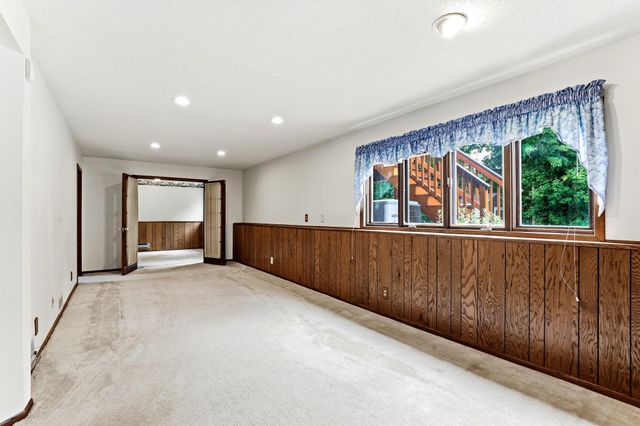 525 Lakewood Drive S, Maplewood, MN 55119