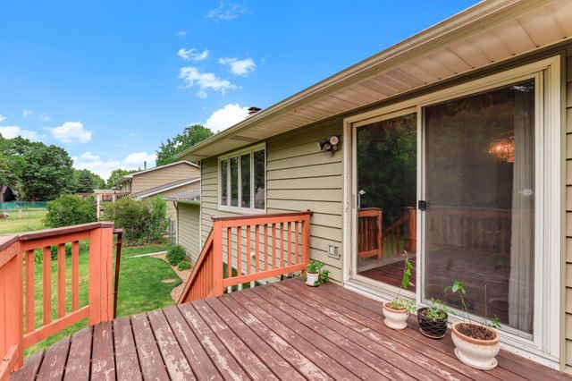 525 Lakewood Drive S, Maplewood, MN 55119