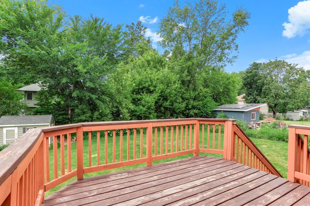 525 Lakewood Drive S, Maplewood, MN 55119