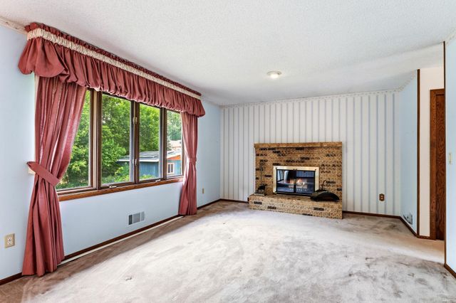 525 Lakewood Drive S, Maplewood, MN 55119