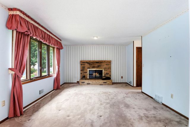 525 Lakewood Drive S, Maplewood, MN 55119