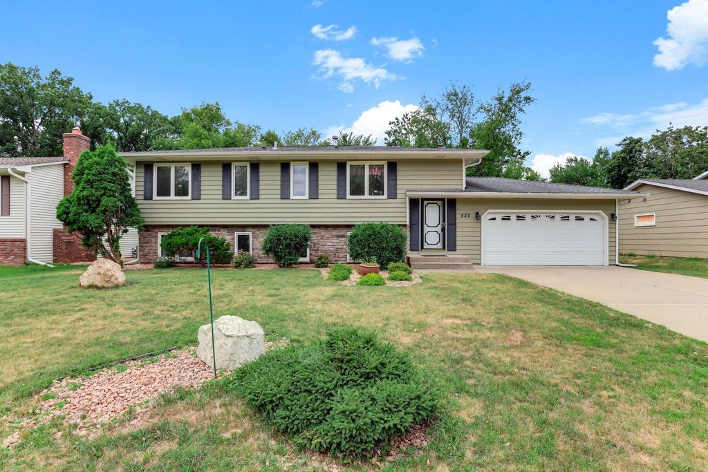 525 Lakewood Drive S, Maplewood, MN 55119